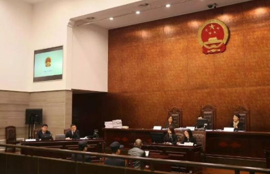  庭审现。10名被告人出庭受审