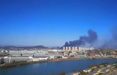 仓库里往外冒着滚滚黑烟，把周围的天空染上乌黑色。